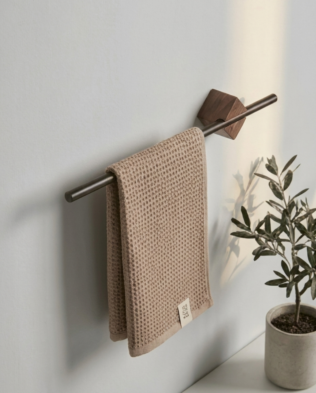 Extendable Towel Rack – Stainless Steel Adjustable Rail – Brown