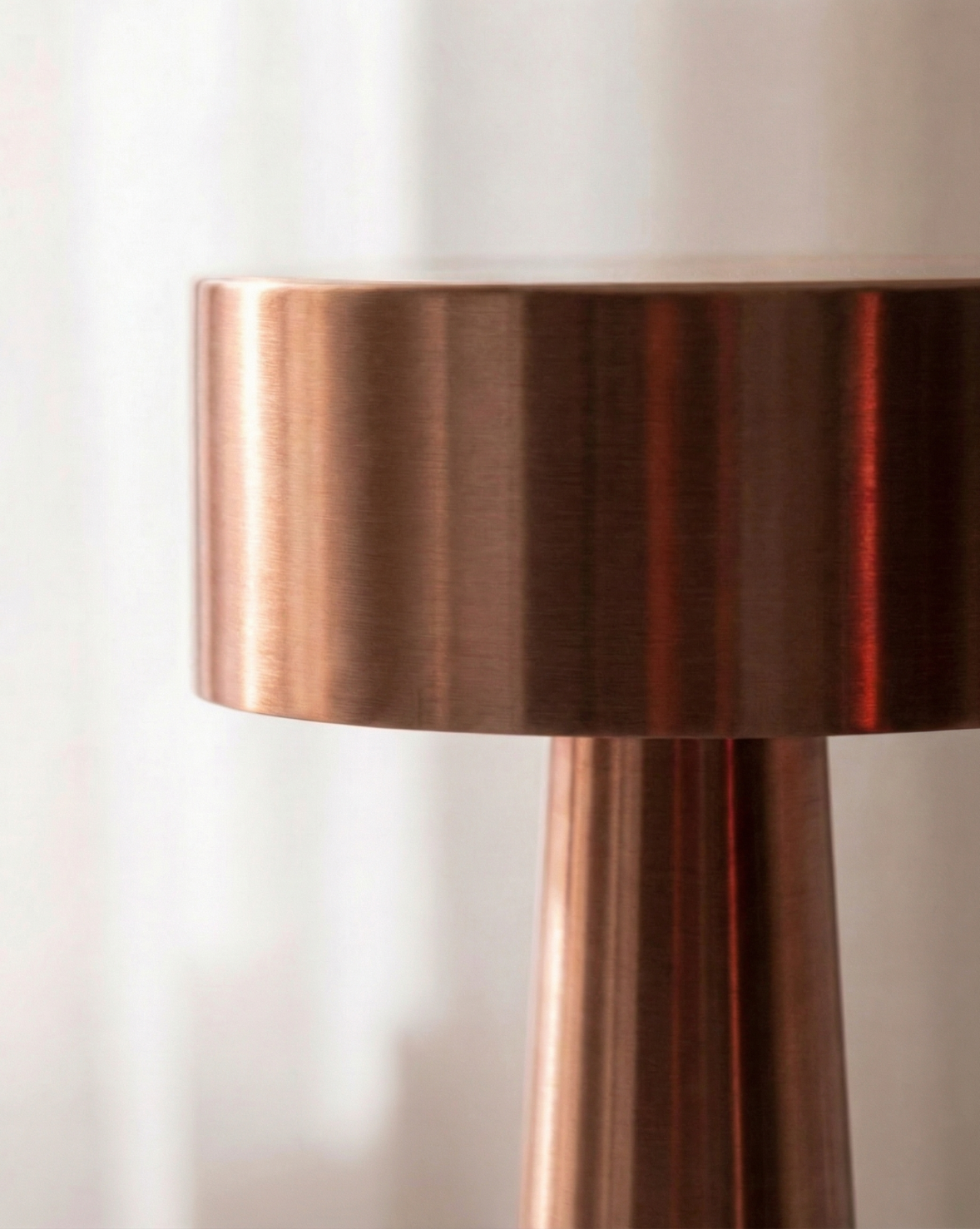 Modern Cordless Table Lamp – Rechargeable LED – Metal Finish