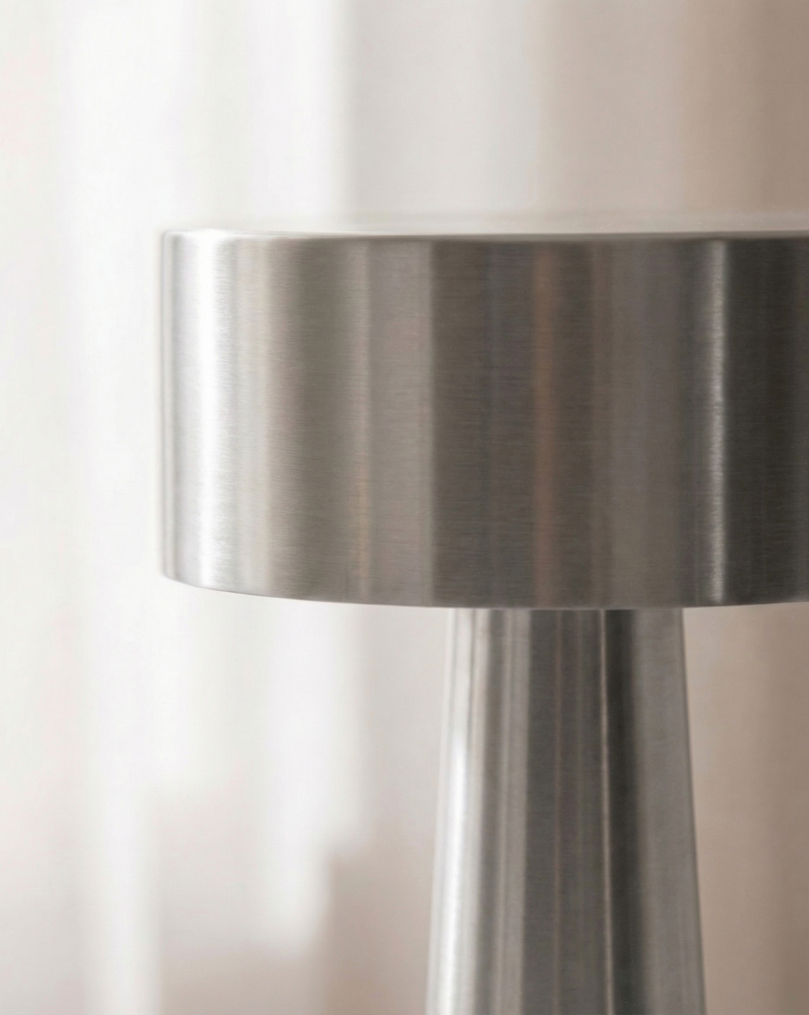 Modern Cordless Table Lamp – Rechargeable LED – Metal Finish