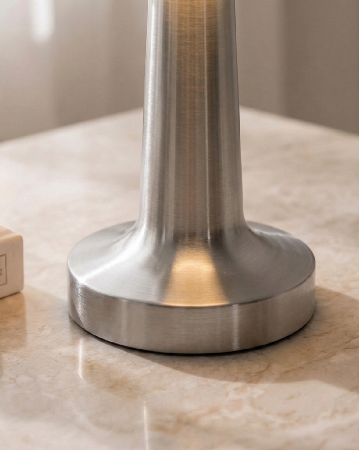 Modern Cordless Table Lamp – Rechargeable LED – Metal Finish